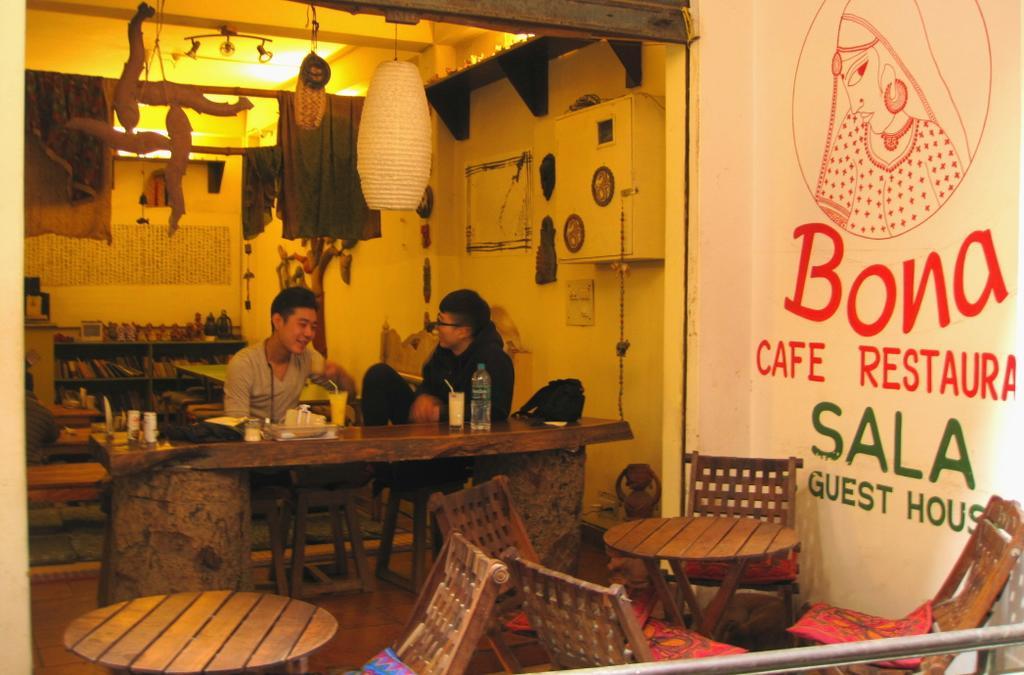Bona Cafe Restaurant & Sala Guest House Varanasi Dış mekan fotoğraf